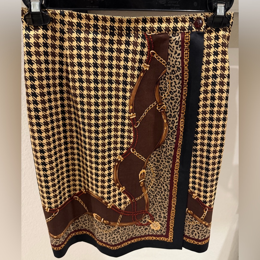 Elegant Silk Houndstooth and Chain Print Skirt